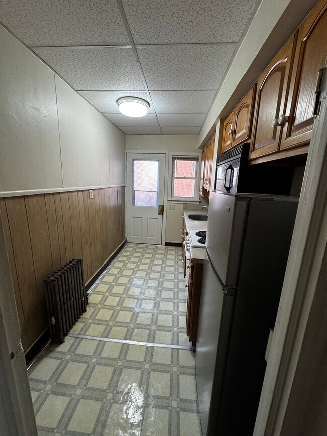 Building Photo - 10th St N 041