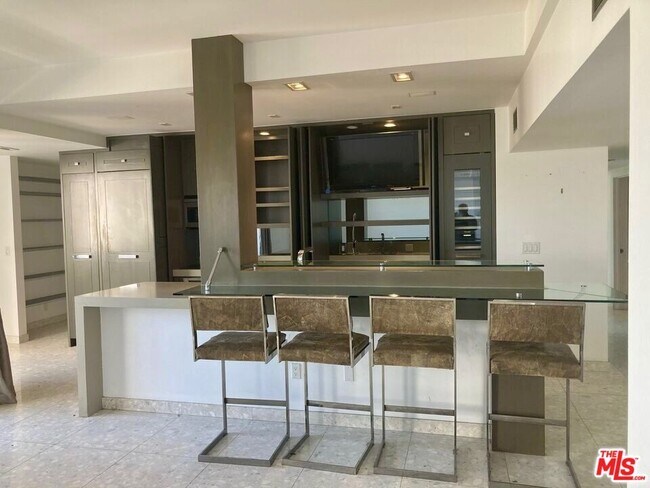 Building Photo - 7250 Franklin Ave