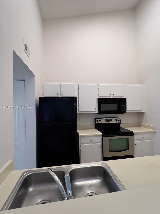 Building Photo - 2880 N Oakland Forest Dr