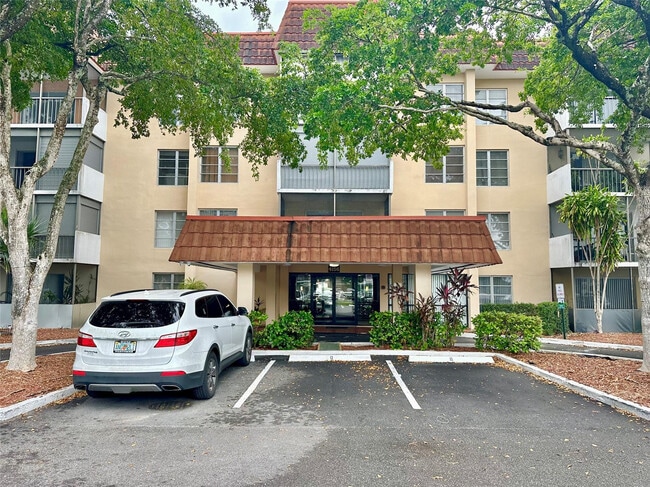 Building Photo - 4156 Inverrary Dr