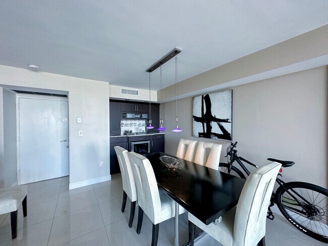 Building Photo - 3701 N Country Club Dr