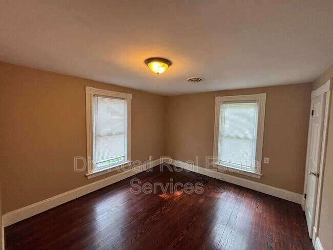 Building Photo - 411 Millikin St