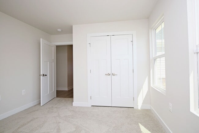 Building Photo - One Level Living With Amenities!