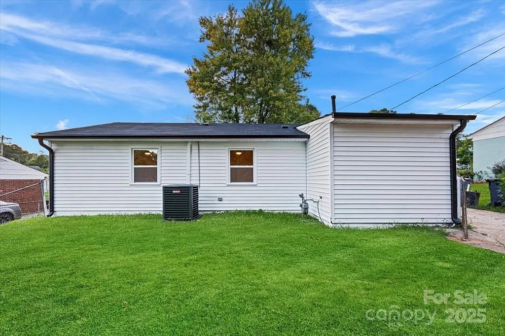 Building Photo - Room in House on Braden Dr