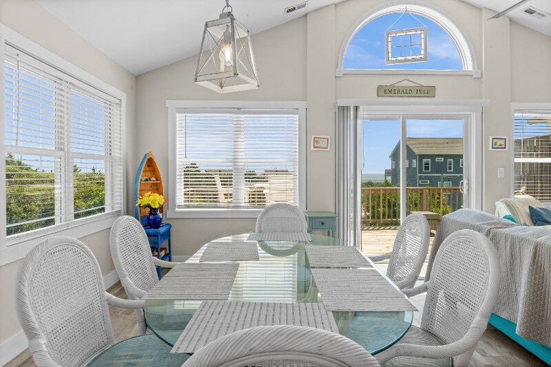 Building Photo - 5207 Emerald Dr