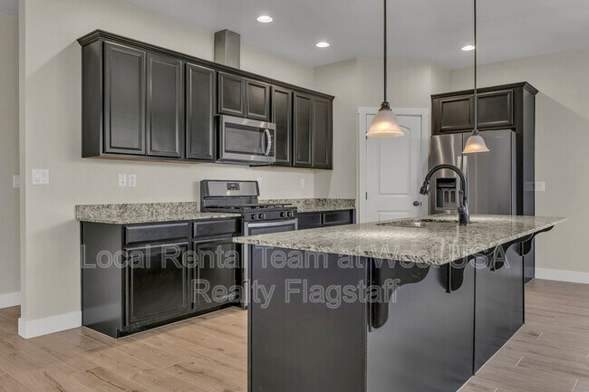 Building Photo - 781 N Forest View Dr
