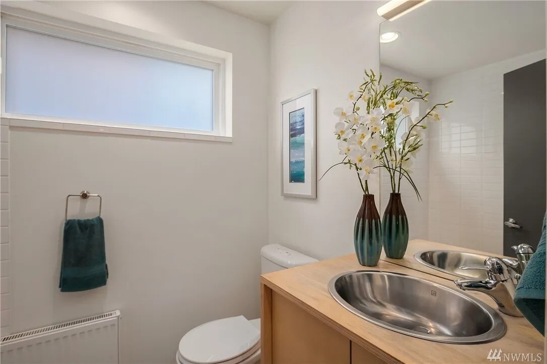 Full Bathroom - 107 19th Ave
