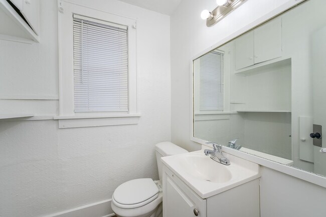 Building Photo - 1825 S Topeka Ave