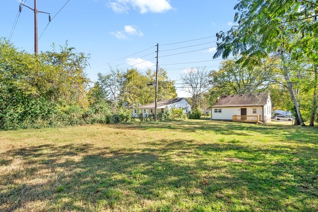 Building Photo - 2 Bedroom Home For Rent Near Madison Street!