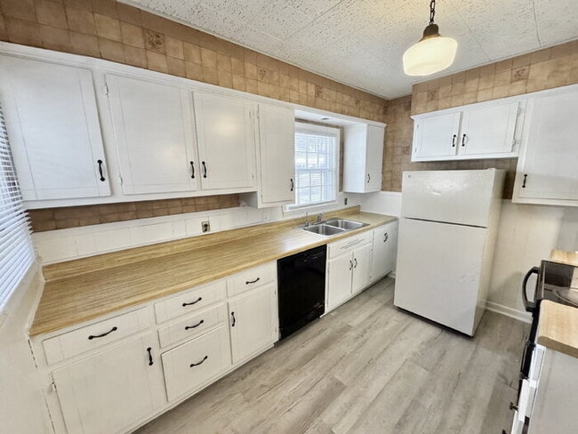 Building Photo - 135 S Greer St