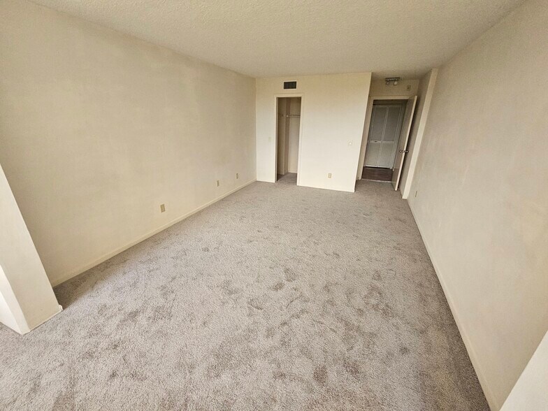 Building Photo - 4770 Fountains Dr S