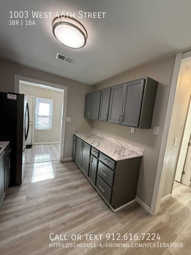 Building Photo - 1003 W 46th St