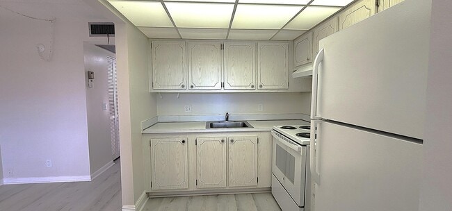 Building Photo - 300 Village Green Cir S