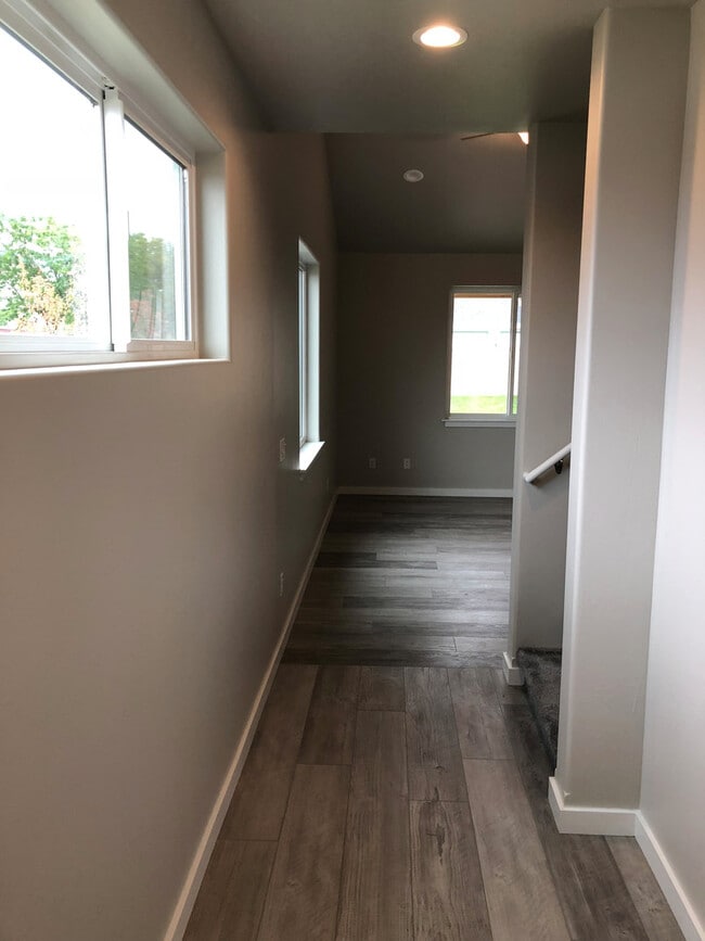 Building Photo - Modern Townhome with Heated Garage