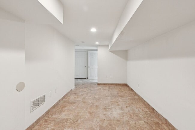 Building Photo - Beautiful 3 bedroom house with Private bac...