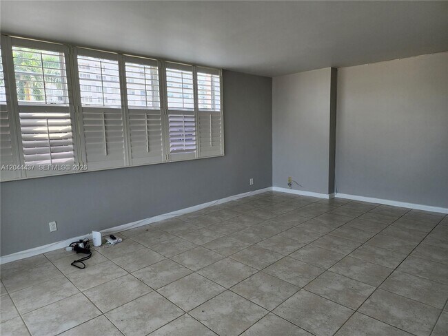 Building Photo - 3161 S Ocean Dr