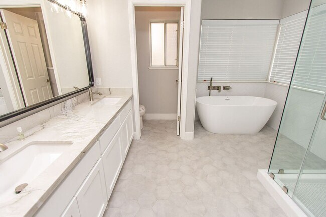 Building Photo - Charming 3-bedroom 2 bathroom Home