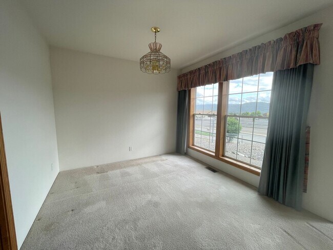 Building Photo - Available Now 3 bedroom 2 bath Hucrest home