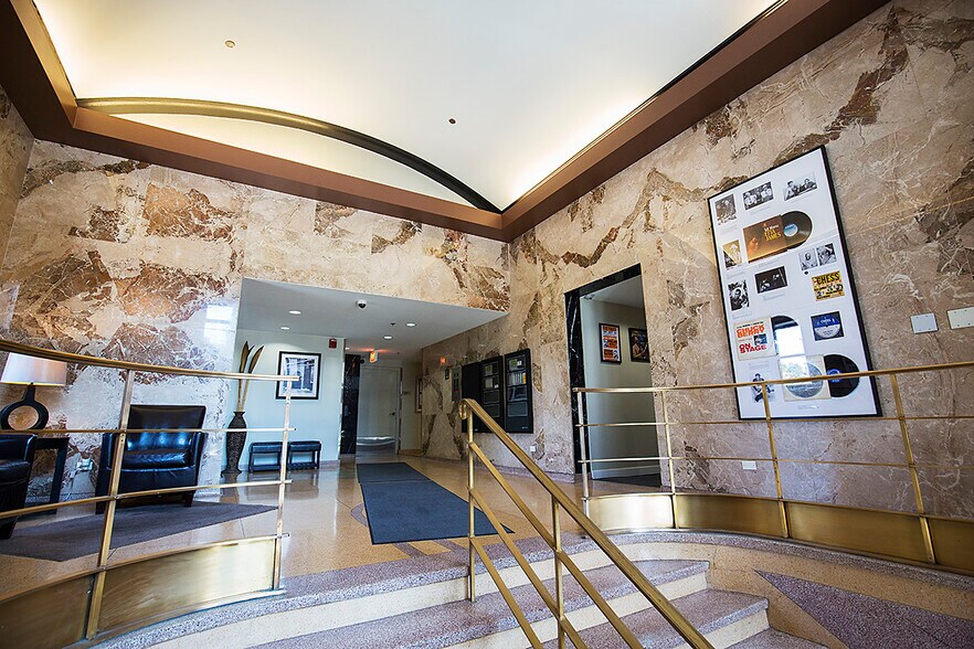 Building Photo - 320 E 21st St