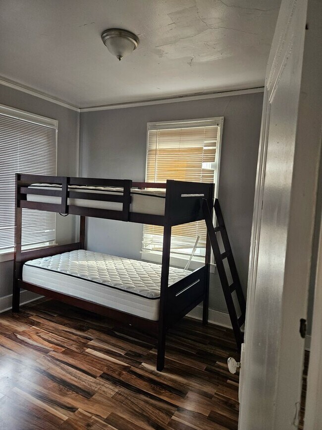 Building Photo - 2 bedroom/ 1 bathroom Detroit's Westside F...