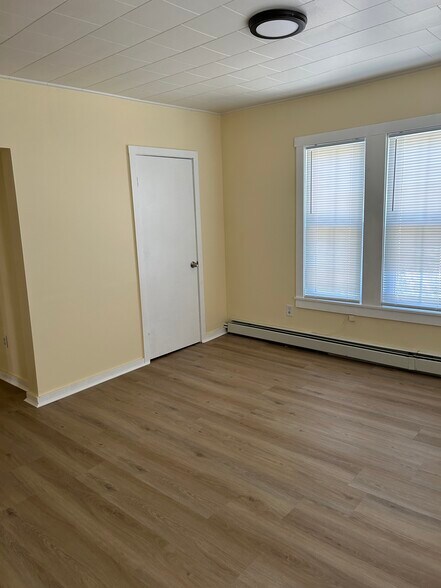 Building Photo - 35 Ammonoosuc St