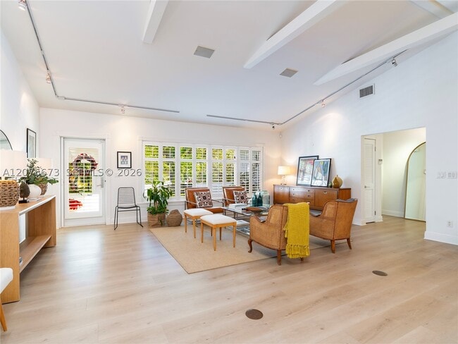 Building Photo - 5510 San Vicente St