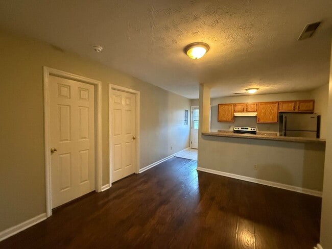 Building Photo - 2 Bedroom pay ONLY Electric!