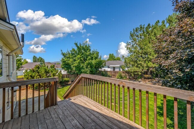 Building Photo - 5 bed 3 bath split level near State Line