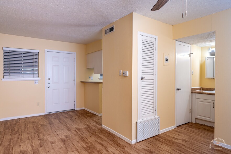 Open floor plan - Monticello Apartments Hyde Park