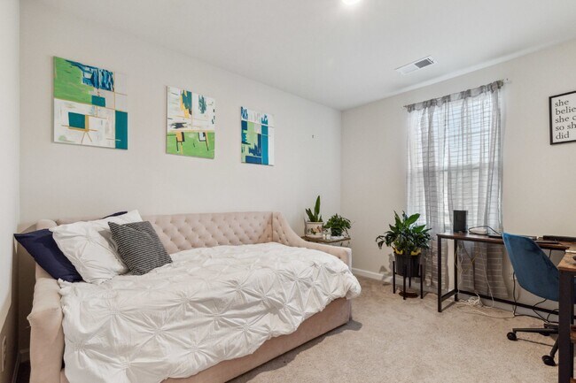 Building Photo - Townhouse in Tega Cay Available NOW! 3 beds 2.5 bath, VERY clean & ready for YOU! $2,375