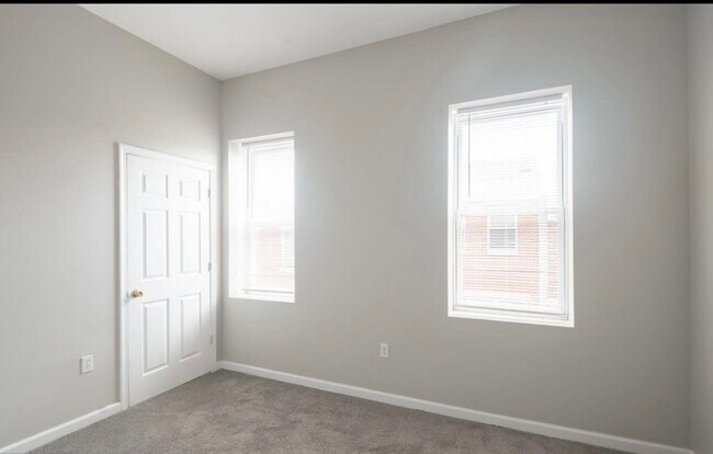 Building Photo - 1326 S Mole St