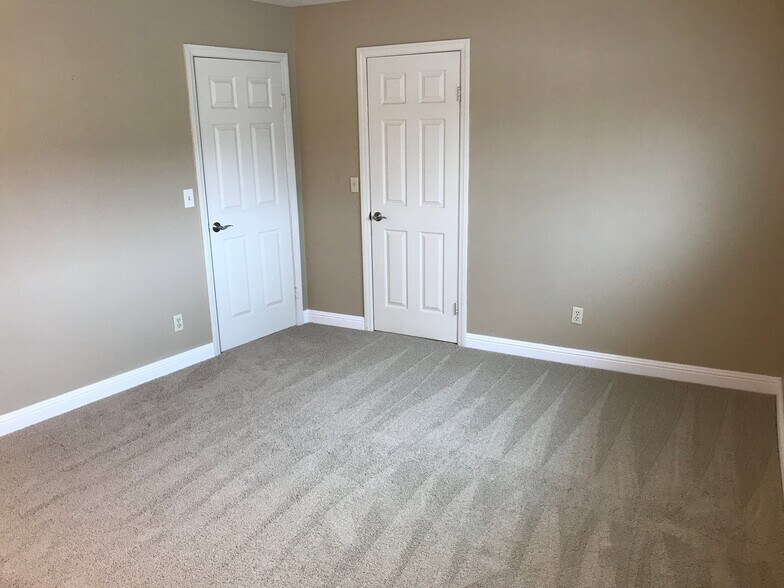 Building Photo - 8700 Rumson Dr