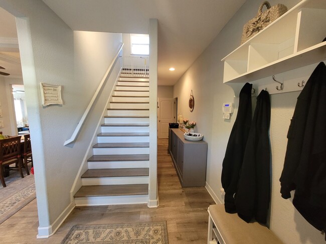 Building Photo - Beautiful & Spacious 4 bedroom, 2.5 bath h...