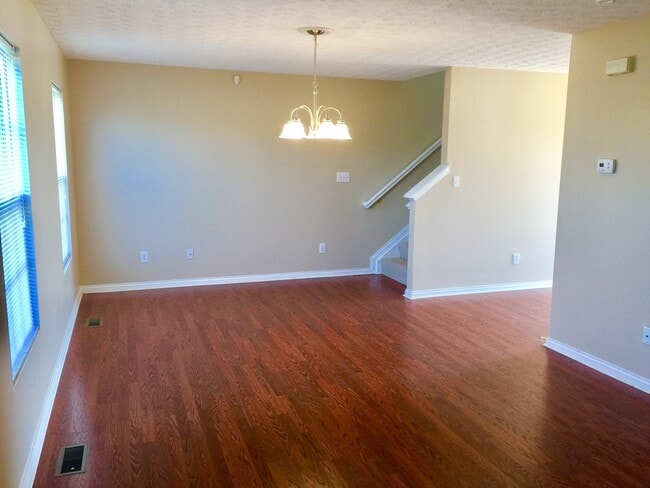 Building Photo - Beautiful Home in Quiet Cul-De-Sac Shelbyville! Basement!