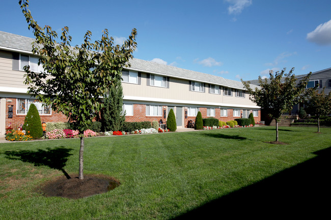 Building Photo - Buttonwood Apartments