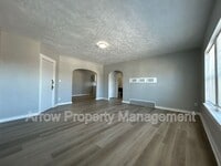 Building Photo - 723 Ella St