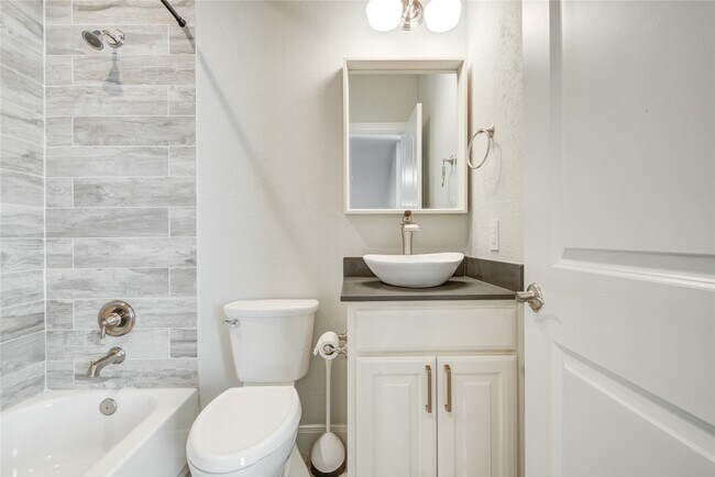 Building Photo - 135 Bella Luce