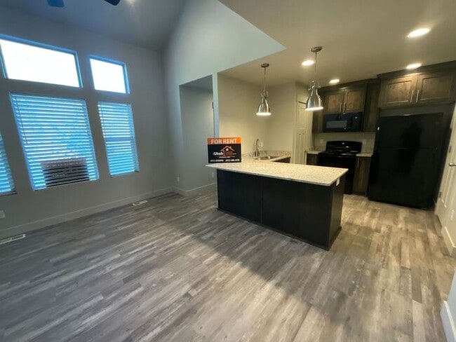 Building Photo - 2 bedroom 2 1/2 bath Townhouse 2 car garage.