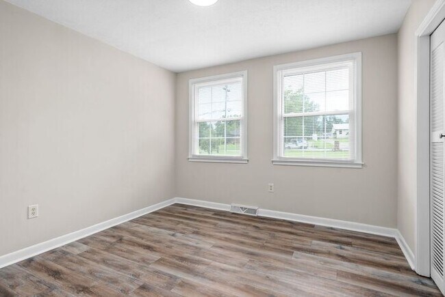 Building Photo - Ranch Style home Sango!