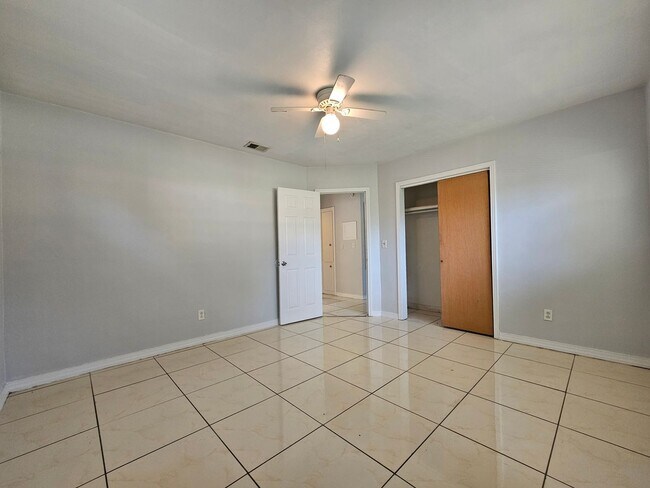 Building Photo - Charming 3-Bedroom, 2-Bath Home with Bonus Room and Detached Garage in Lakeland!!