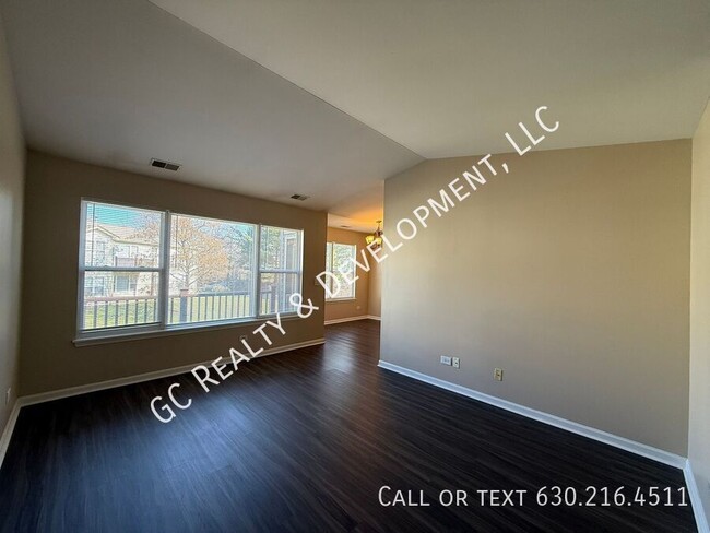 Building Photo - ***2 BDRM / 2ND FLOOR / WASHER & DRYER IN ...