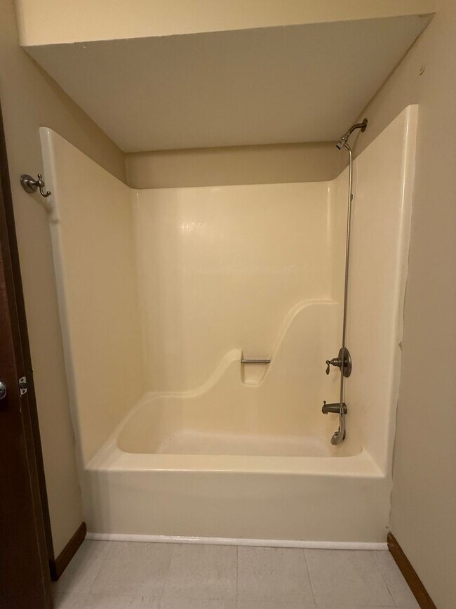 Building Photo - 3 BR / 3 BA Single-family home near Ellettsville