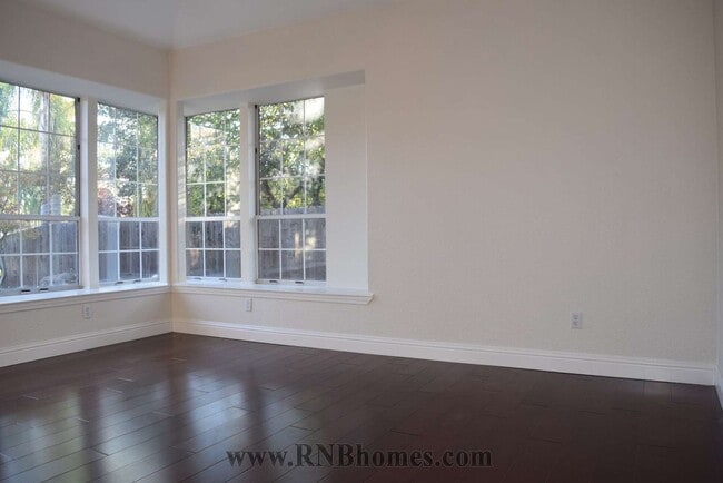 Building Photo - 303 Ironwood Cir