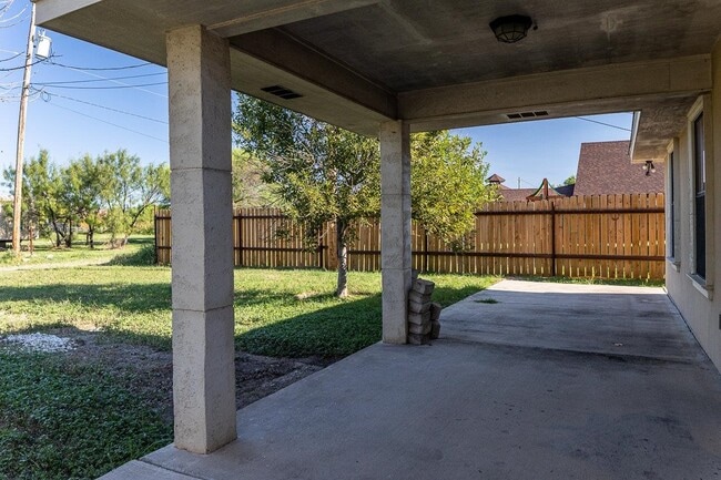 Building Photo - 808 E Gutierrez St