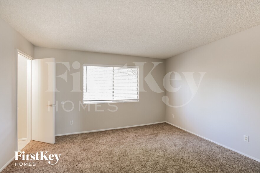 Building Photo - 2922 E Sierra St