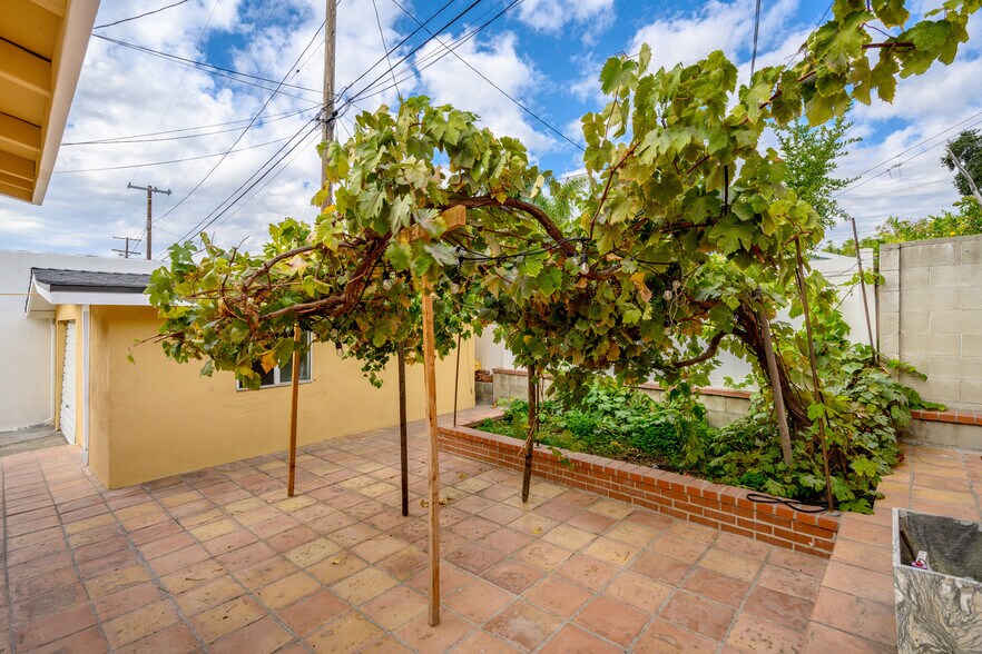 Building Photo - 6923 Foothill Blvd