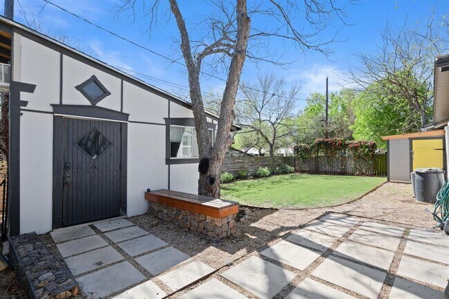 Building Photo - 3203 S Oak Dr