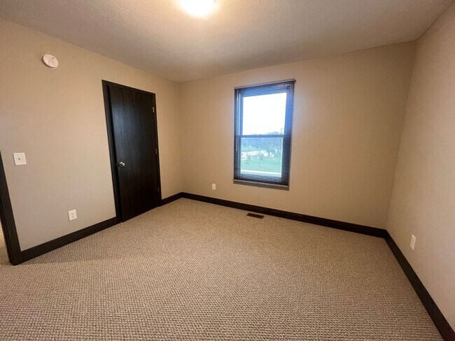 Building Photo - Four Bedroom Duplex in Caledonia!