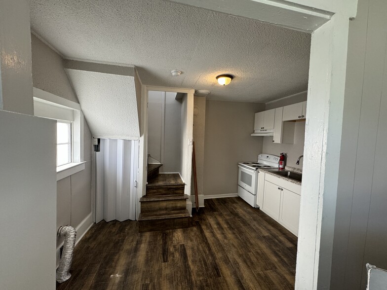 Kitchen (has new fridge now) - 1407 New York Ave