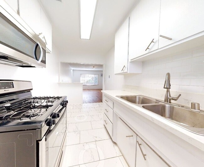 Interior Photo - 351 S. Manhattan Pl